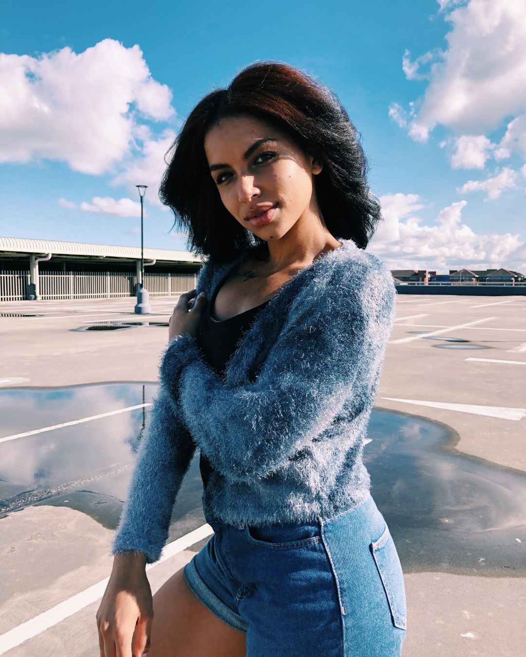 Blue cropped fluffy cardigan - side perspective