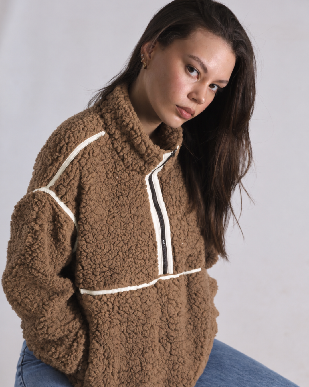 Female wearing a Lama fleece jersey chocolate brown in studio 