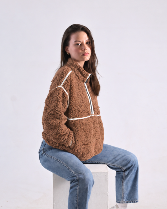 Female wearing a Lama fleece jersey chocolate brown in studio 