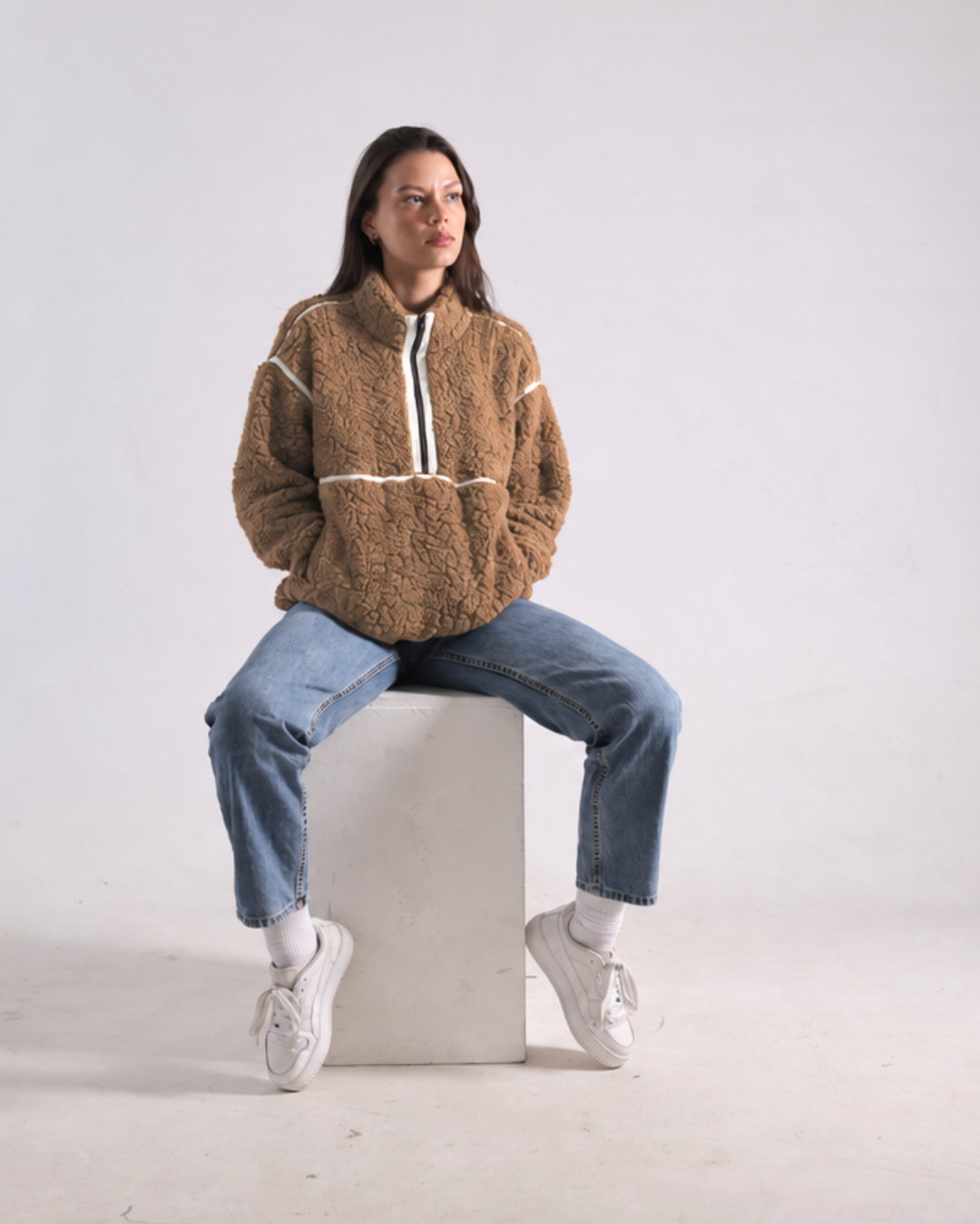 Female wearing a Lama fleece jersey chocolate brown in studio 